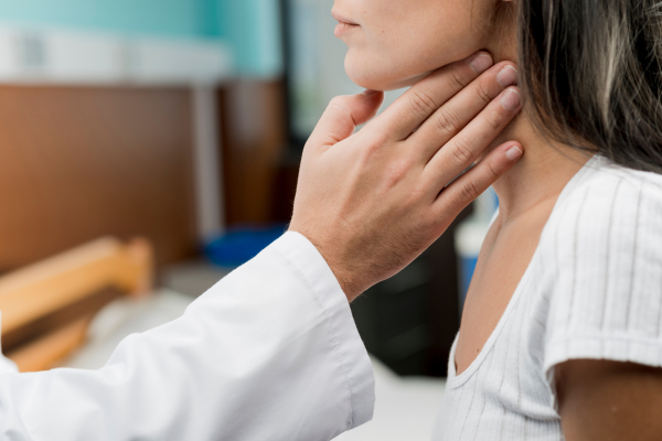 Cuando la tiroides habla, el cuerpo lo siente: la importancia de evaluar su función a tiempo